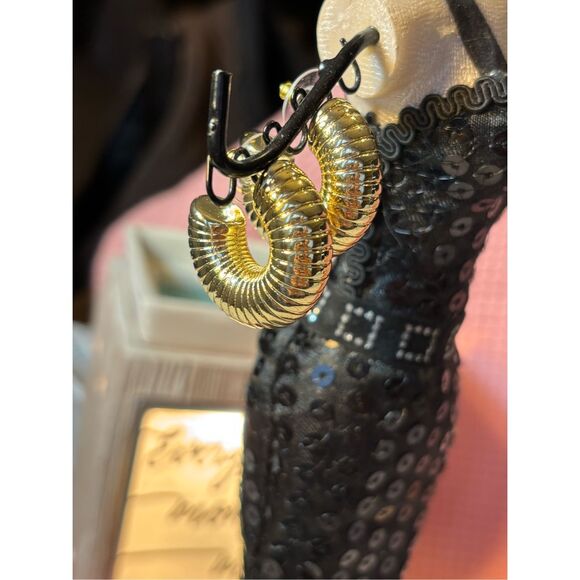 NWT Embraceable Gold Earrings Hollow Style Hoops Chunky - Picture 8 of 9